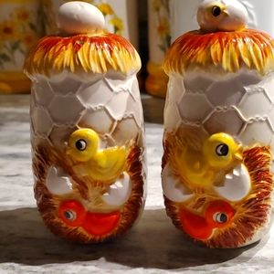 Vintage chicken salt pepper shakers